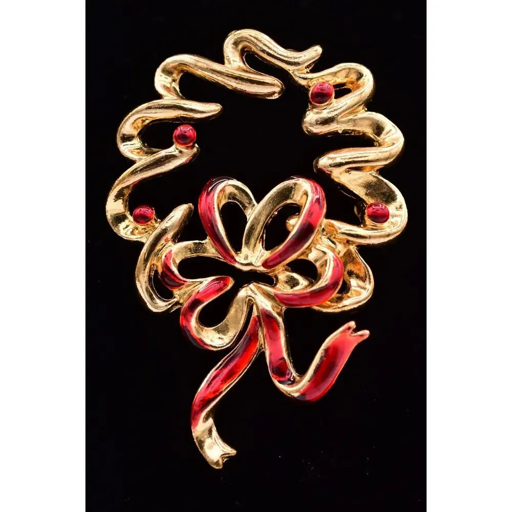 Vintage Christmas Wreath Pin Brooch Red Enamel Gold Tone Heavy Chunky 1980s 9B